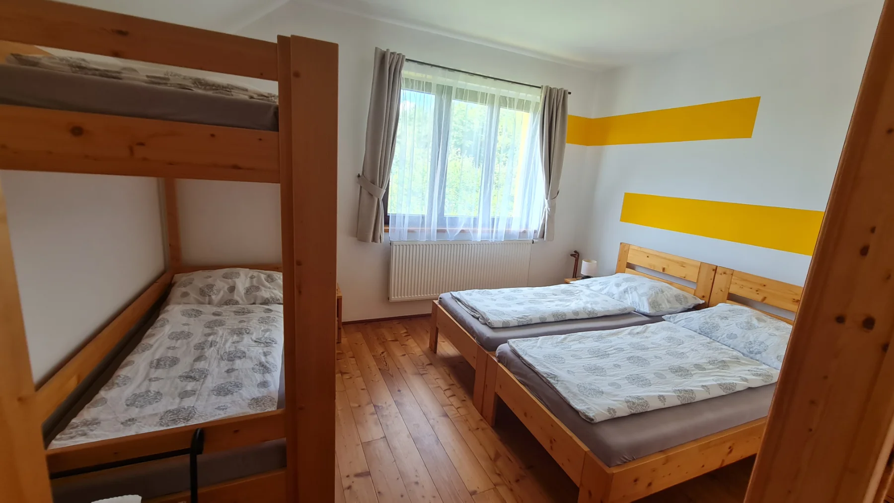 Pokoj s palandou a dvojitou postelí