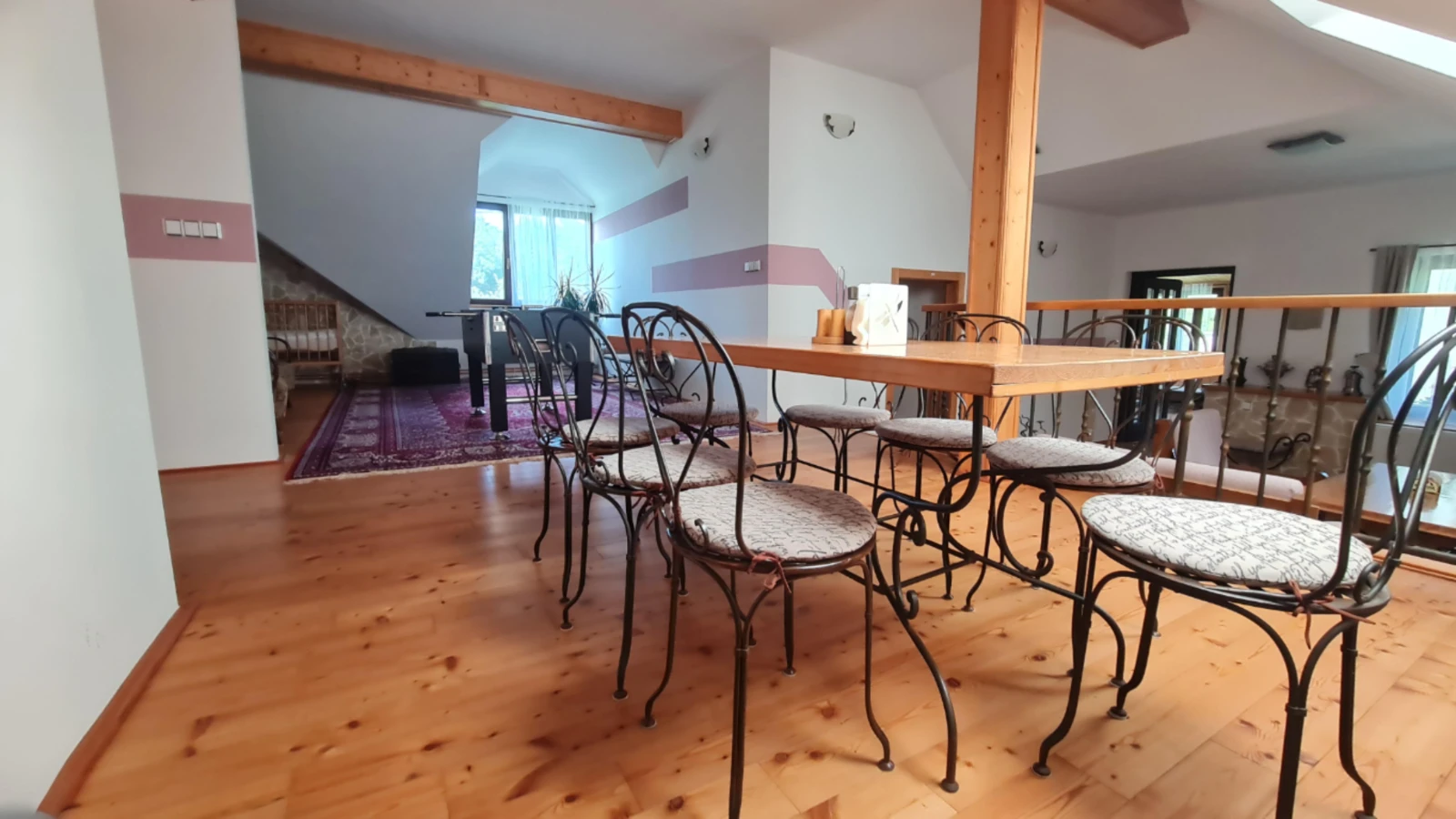 Společné prostory — stůl a stolní fotbálek