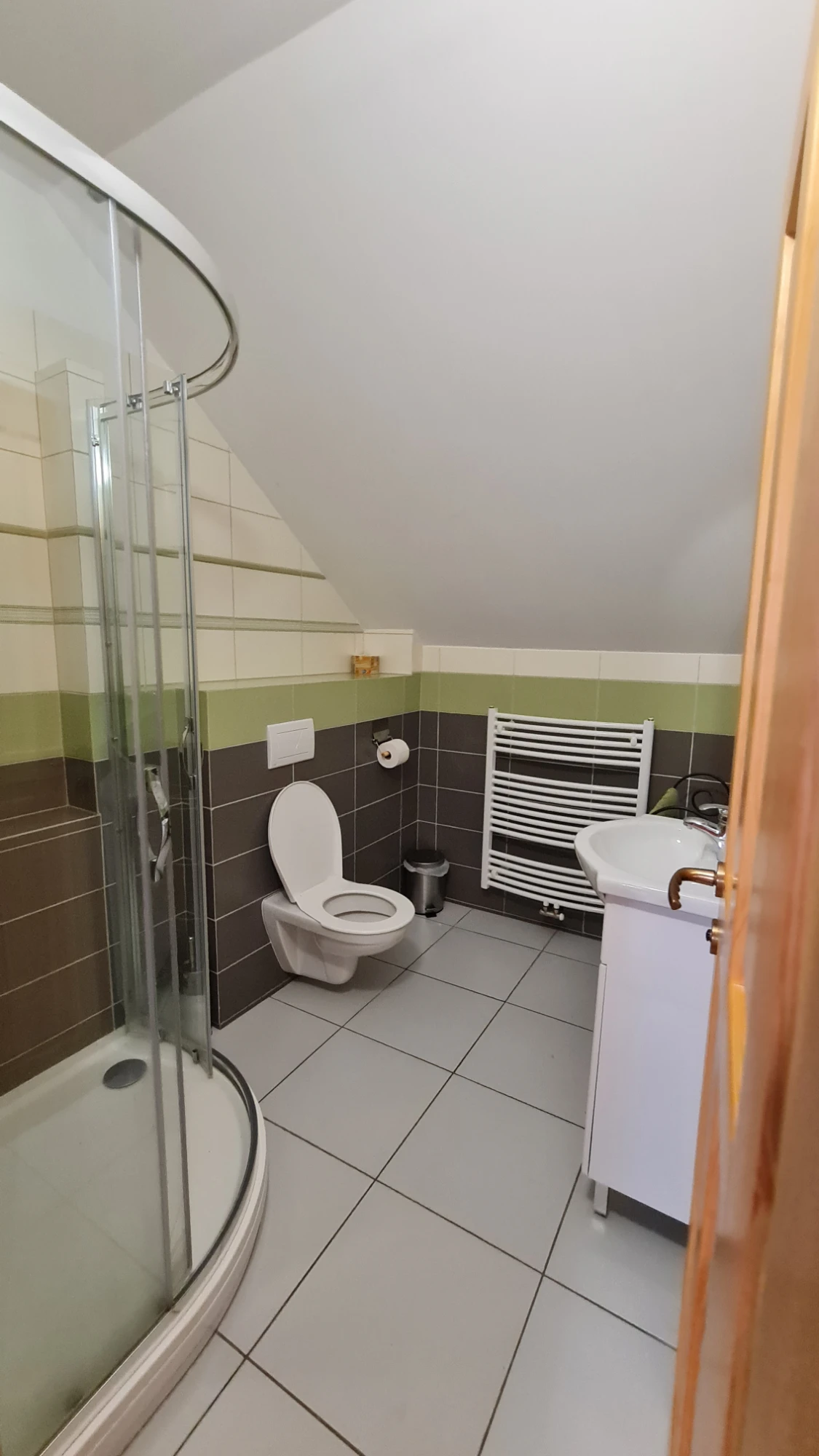 Koupelna — záchod, sprcha, umyvadlo